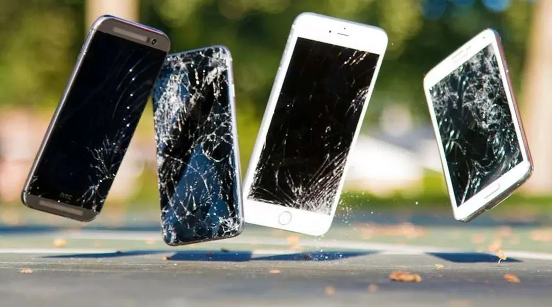 Las fundas protegen de golpes y caídas, pero también pueden generar calor y polvo que acorten la vida útil del celular.