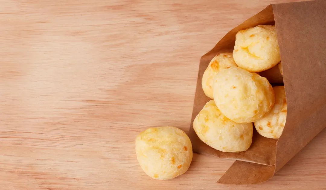 Los pequeños consumos de la jornada -desayuno, almuerzo o una pausa a media tarde- forman parte del gasto invisible del trabajo presencial. Foto: Canva