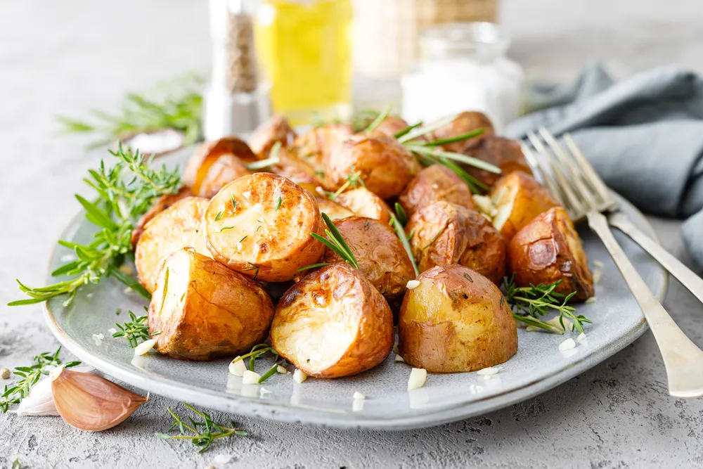 Una rica receta de papas al horno con romero y ajo.