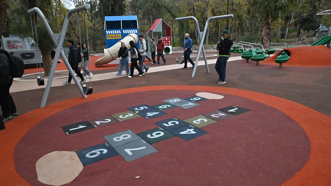 En el medio del recorrido del Ecoparque hay una plaza.