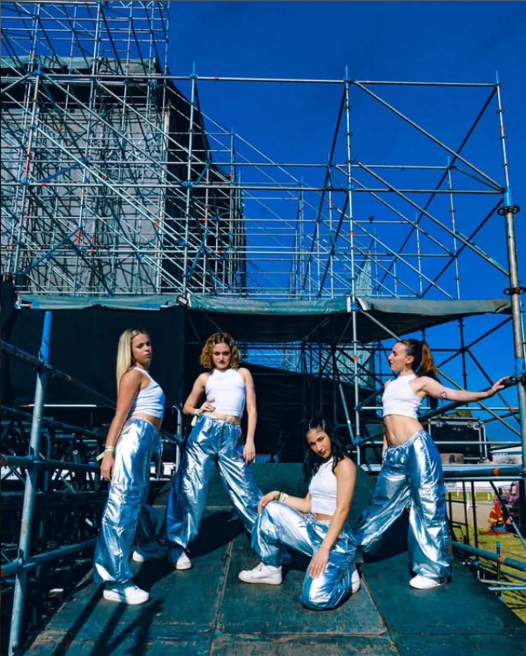 Julieta Rossi junto a sus compañeras bailarinas.