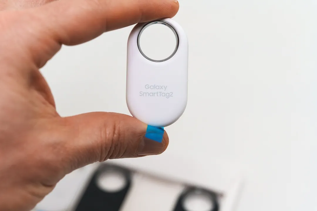 La compatibilidad con la red SmartThings Find amplía el alcance de los rastreadores en ecosistemas Galaxy.