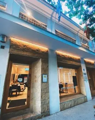 La reunión tuvo lugar, además, en Lalín. El restaurante porteño, ubicado a pocas cuadras del Comité Nacional de la UCR, fue durante años escenario de encuentros partidarios.