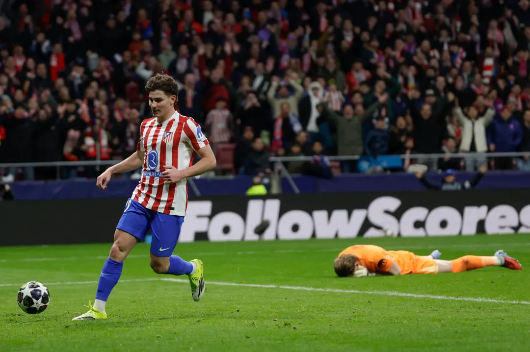 Julián Álvarez aprovechó el error del arquero del Tottenham y festejó en el Wanda Metropolitano por la Champions.