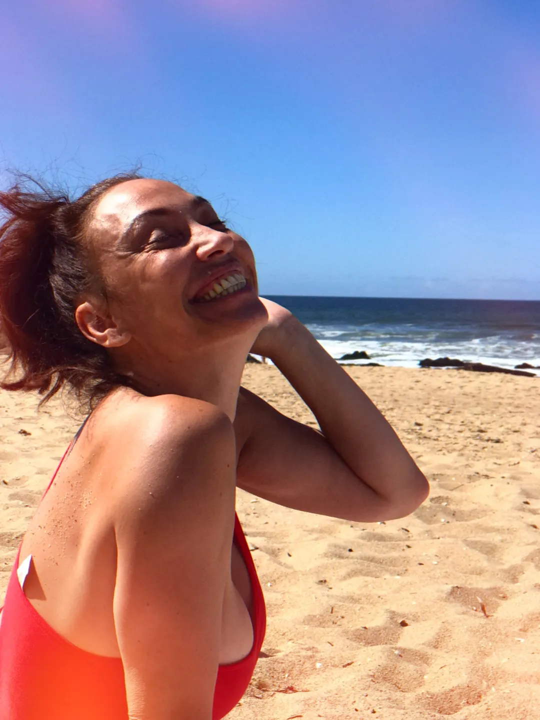 Ernestina Pais en la playa.