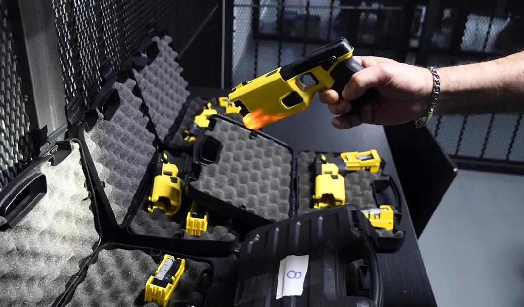 La Taser es el arma no letal incorporada al patrullaje preventivo de la Ciudad. Aunque todavía no hubo despliegues efectivos por parte de los preventores municipales, su sola presencia funciona como disuasivo.