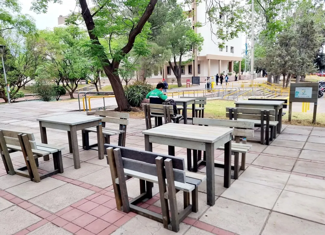 Bancos y mesas elaborados con material reciclado en Mendoza.