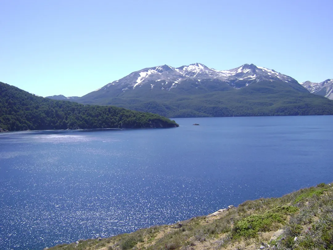 Los lagos 1, 2, 3, 4 y 5 son una de las mayores curiosidades que rodean a este pequeño pueblo patagónico.