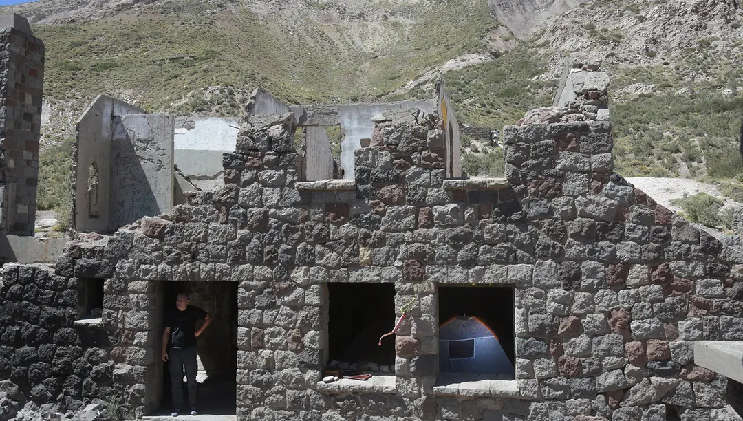 El increíble hotel fantasma y las apestosas aguas termales del hotel abandonado en San Rafael siguen atrayendo a temerarios turistas.