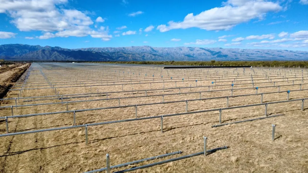 Continúa la construcción del parque solar Calicanto en San Luis.