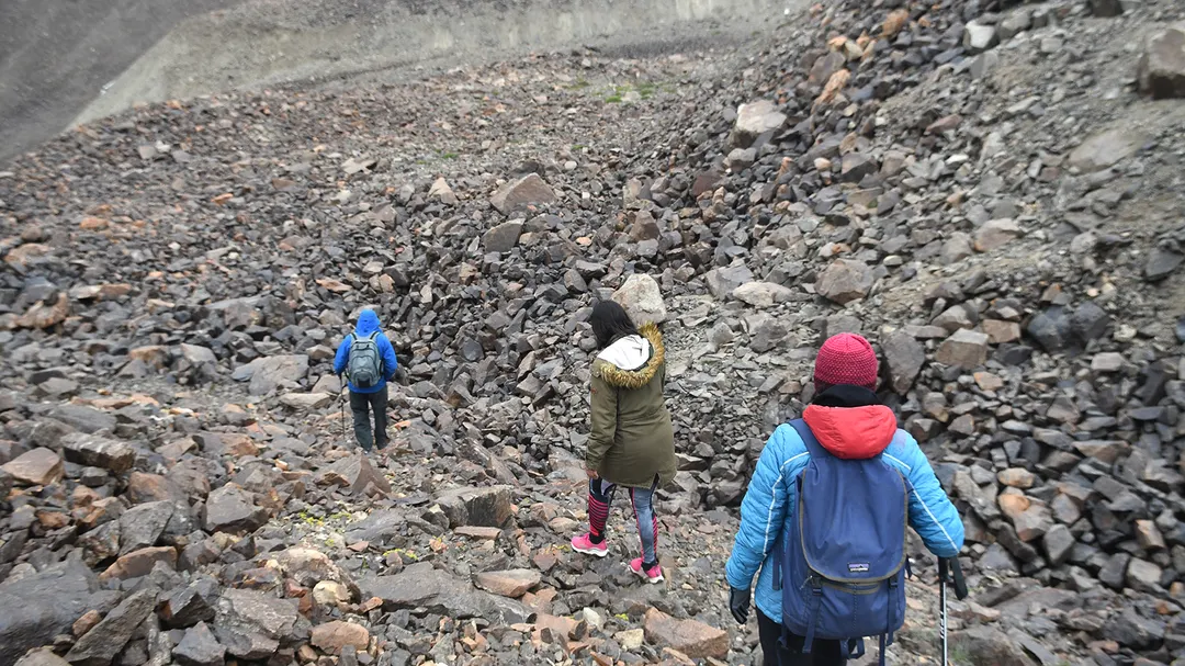 La superficie del glaciar de escombros es irregular con grandes rocas. 