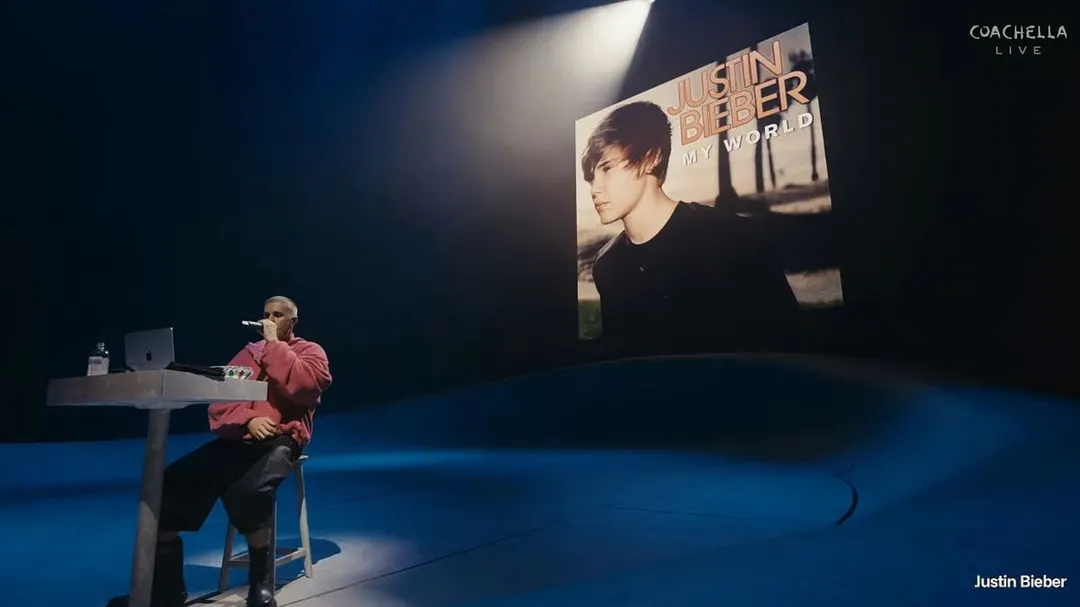 La puesta en escena minimalista de Bieber despertó una ola de críticas y comparaciones con otros artistas del festival.
