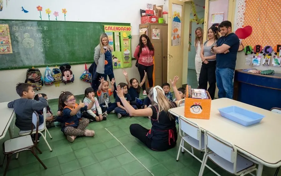 Actividades que integran a familias, docentes y estudiantes en el inicio escolar.