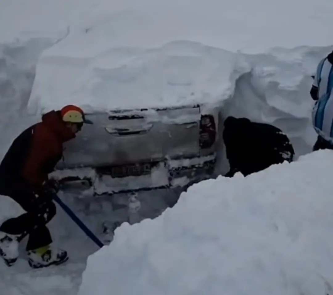 Los autos tapados de nieve en Los Puquios por el temporal en alta montaña.