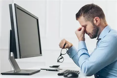 Las personas que utilizan pantallas muchas horas al día tienen un riesgo mayor, especialmente con una exposición superior a las 6 horas diarias.