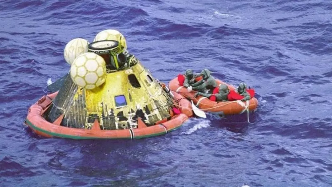 La cápsula de la misión a la Luna Apolo 11 estuvo flotando en el mar y existía la posibilidad de que sucediera una catástrofe cuando se abriera. (Fuente: NASA)