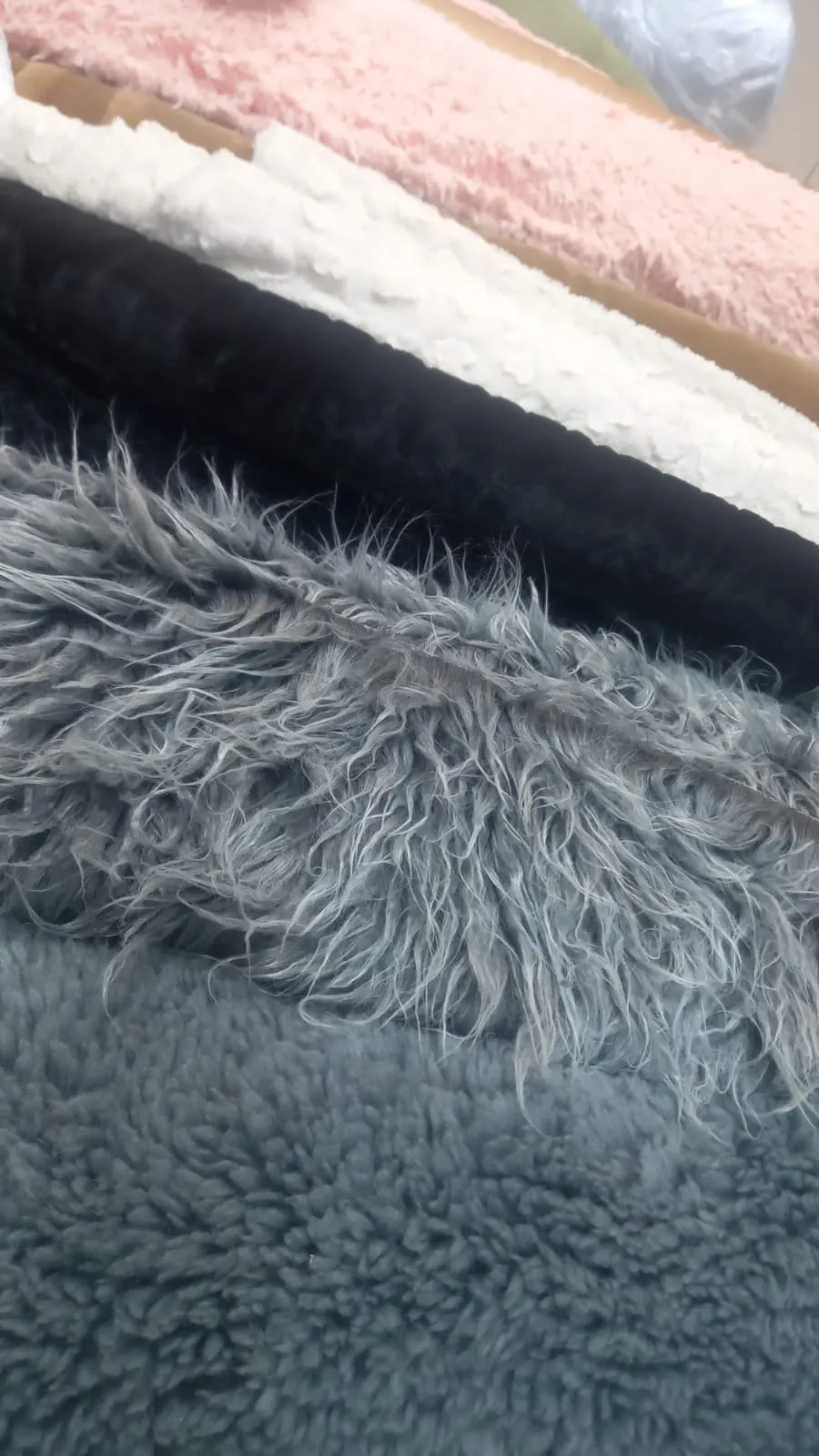  Las elegidas por los entusiastas de la movida electrónica: telas tipo peluche, desde 15.000$ el metro. Variedad colores y texturas.