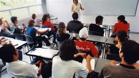 La falta de docentes titulados ha dejado de ser un problema estacional para convertirse en una emergencia estructural.