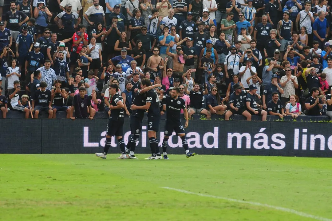 Todos los abrazos todos son para Fabrizio Sartori, el autor del doblete que le permitió a la Lepra dar vuelta el partido ante el Rojo.