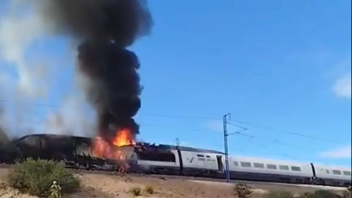Brutal incendio en un tren de alta velocidad en España: evacuaron a más de 200 pasajeros y suspendieron el servicio