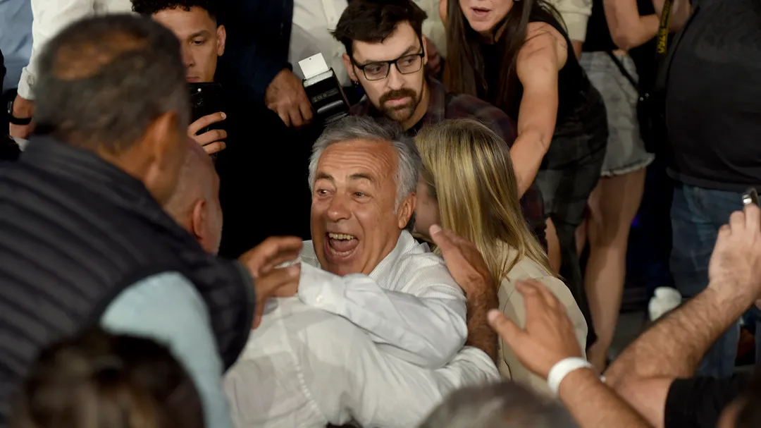 El gobernador Alfredo Cornejo, en el bunker del Frente Cambia Mendoza - La Libertad Avanza. 