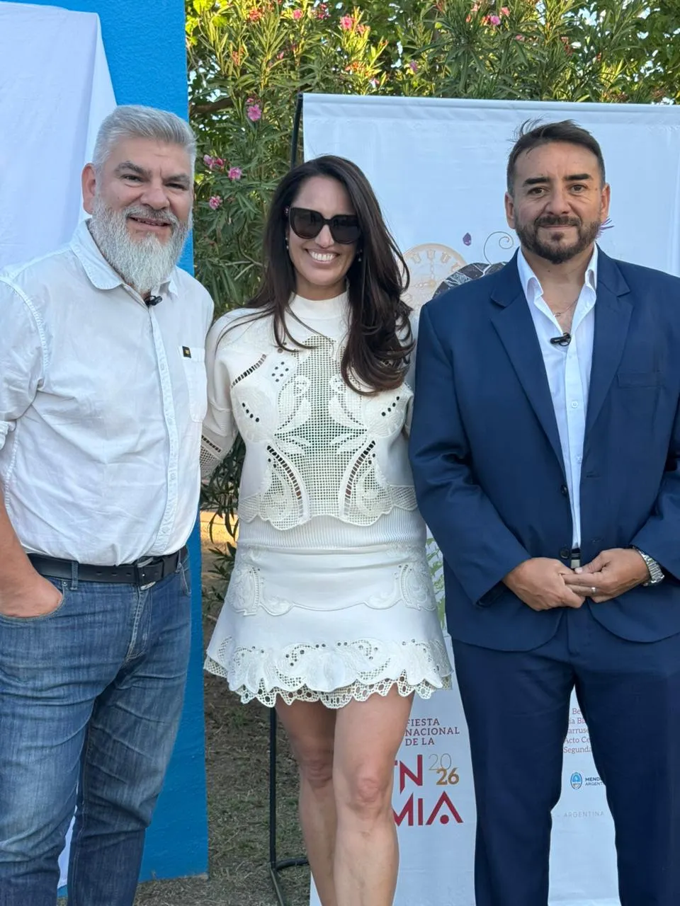 El Subsecretario de Cultura, Diego Gareca, dijo presente. En la foto, con Lorena y el intendente de La Paz, Fernando Ubieta.