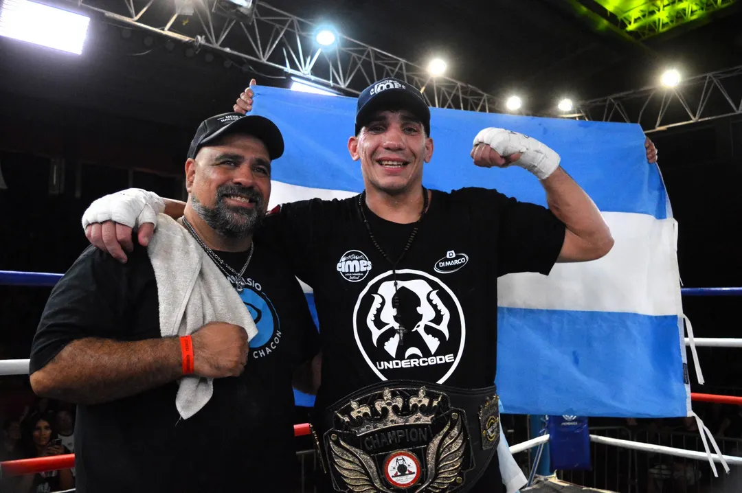 Con la remera de Underc0de, el Turco se consagró campeón en Las Heras. 