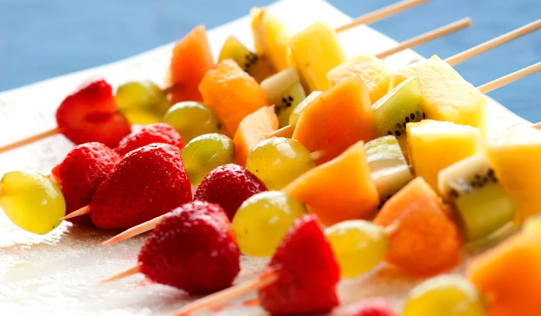 Los brochettes de frutas son una de las recetas más simples para preparar con los chicos.