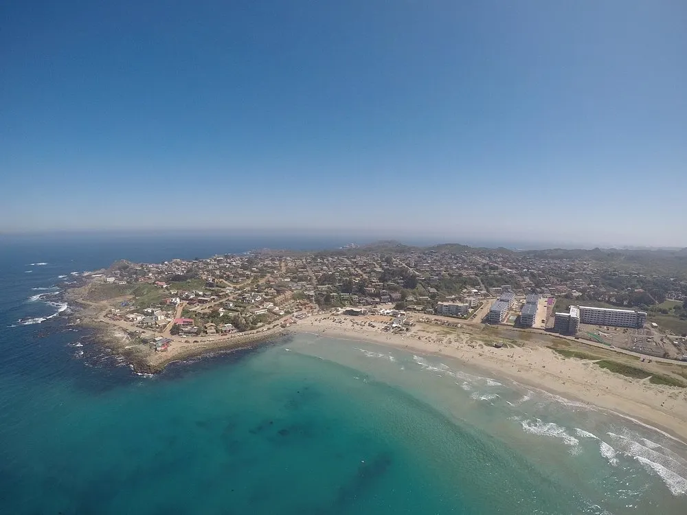 Los Molles ofrece un entorno natural cuidado y una playa tranquila en uno de los pueblos más accesibles de la costa chilena.