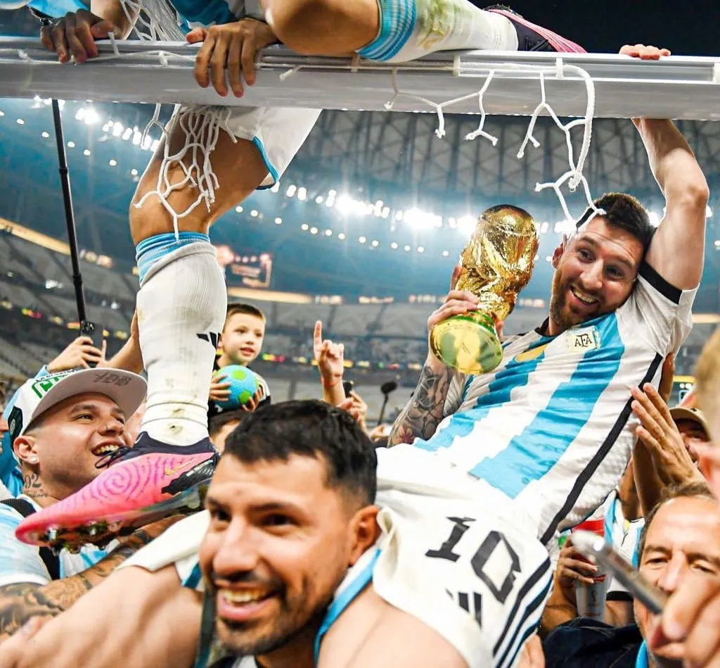 El Kun Agüero y Messi durante los festejos del Mundial 2022.