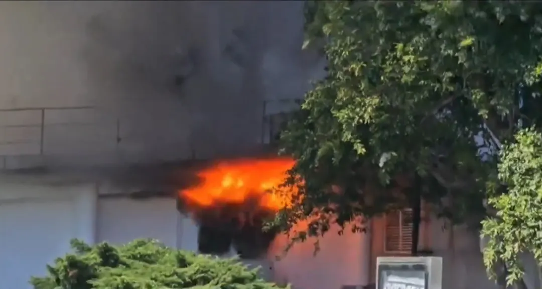 El foco del incendio en el Edificio Libertad de la Armada Argentina.