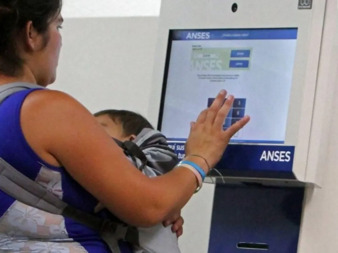 La Pensión No Contributiva para Madres de Siete Hijos de Anses no establece restricciones por edad ni estado civil.