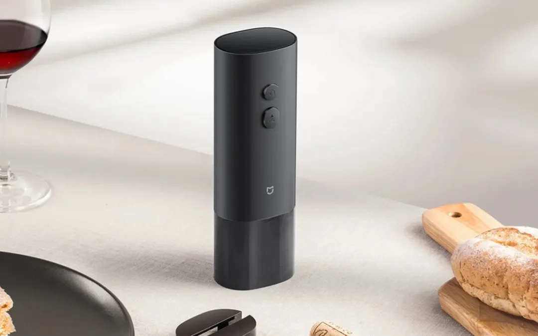 El abridor eléctrico de vino simplifica las tareas domésticas con un diseño sumamente elegante.