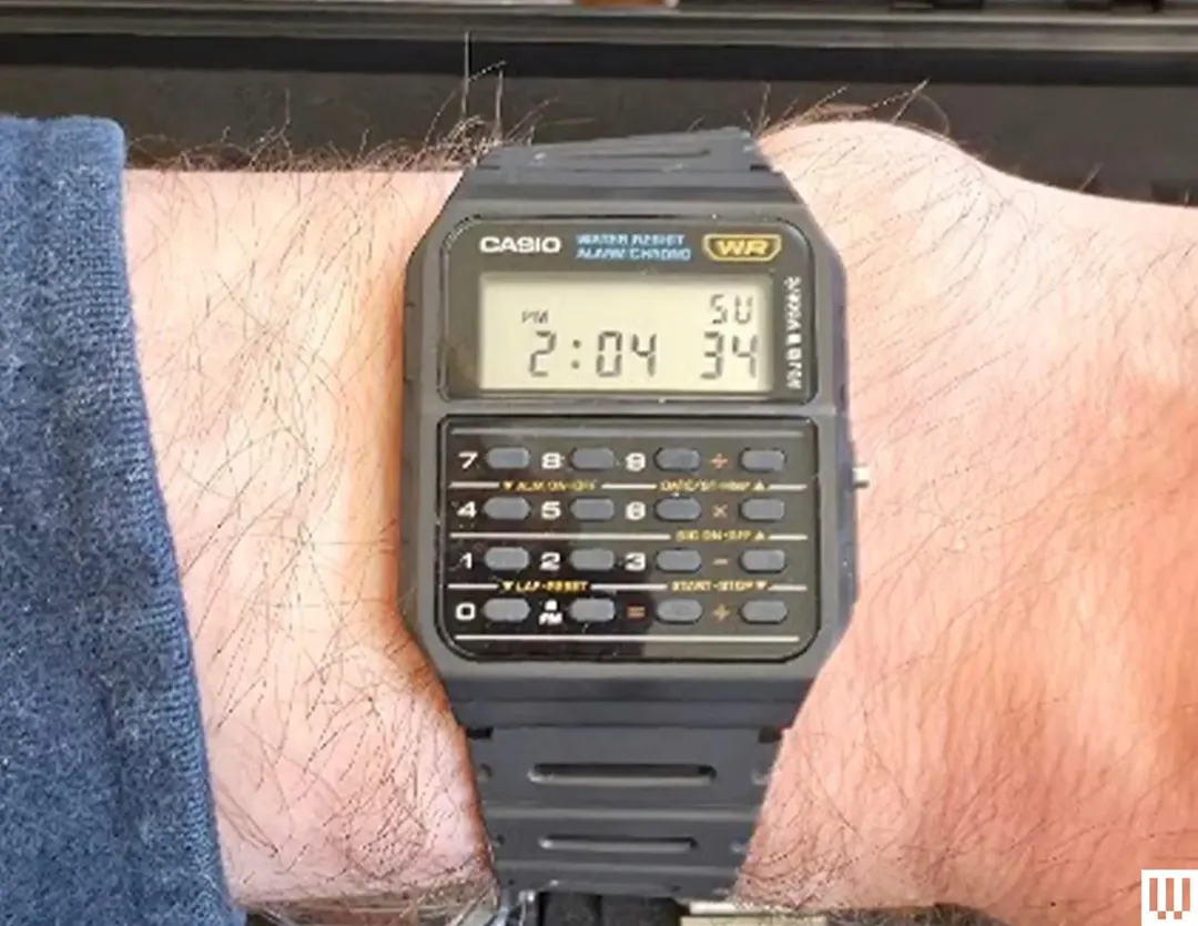 Los modelos con calculadora de Casio mantienen su encanto tecnológico décadas después de su lanzamiento.