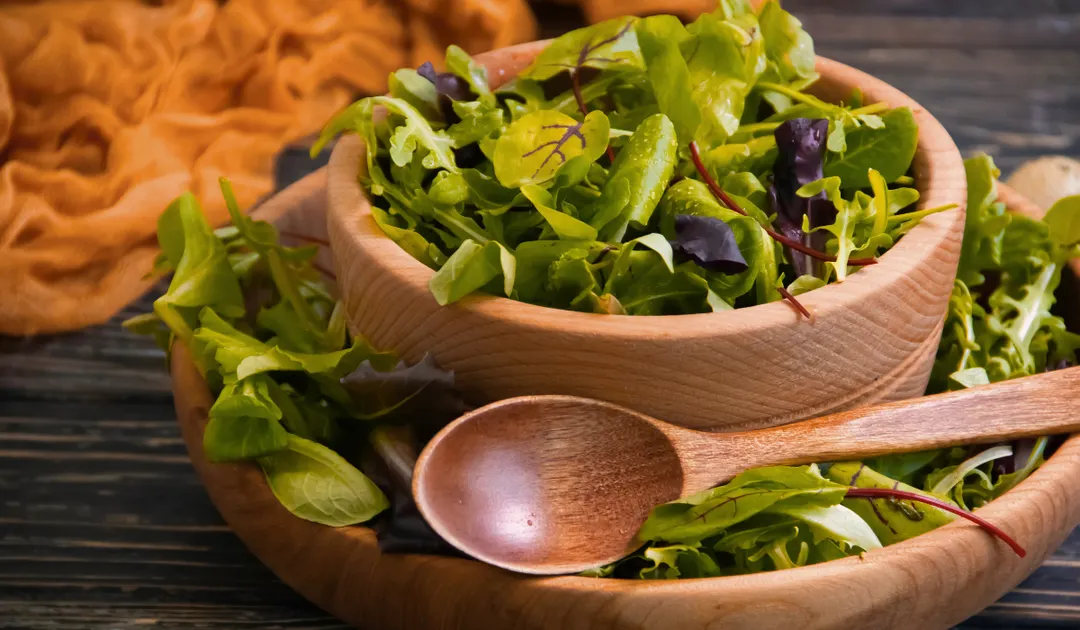 Esta receta de ensalada de verdes es clave en verano por su alto poder refrescante.