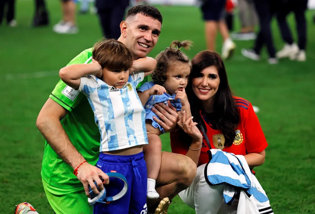 El Dibu Martínez junto a su familia.