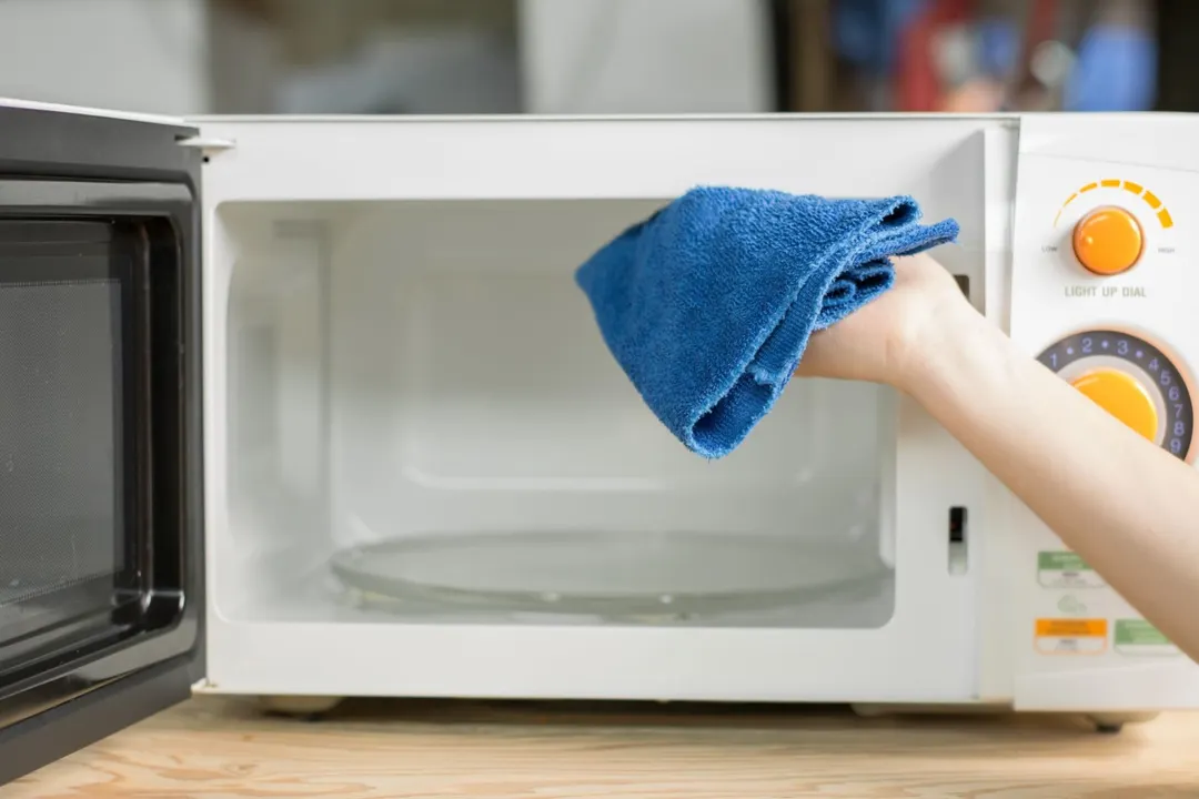 El microondas debe estar limpio para que la esponja no absorba olores de comida.