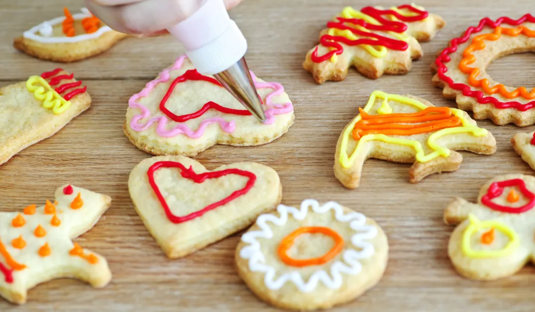 Decorar galletas, es una de las actividades que más disfrutan los chicos en la cocina.