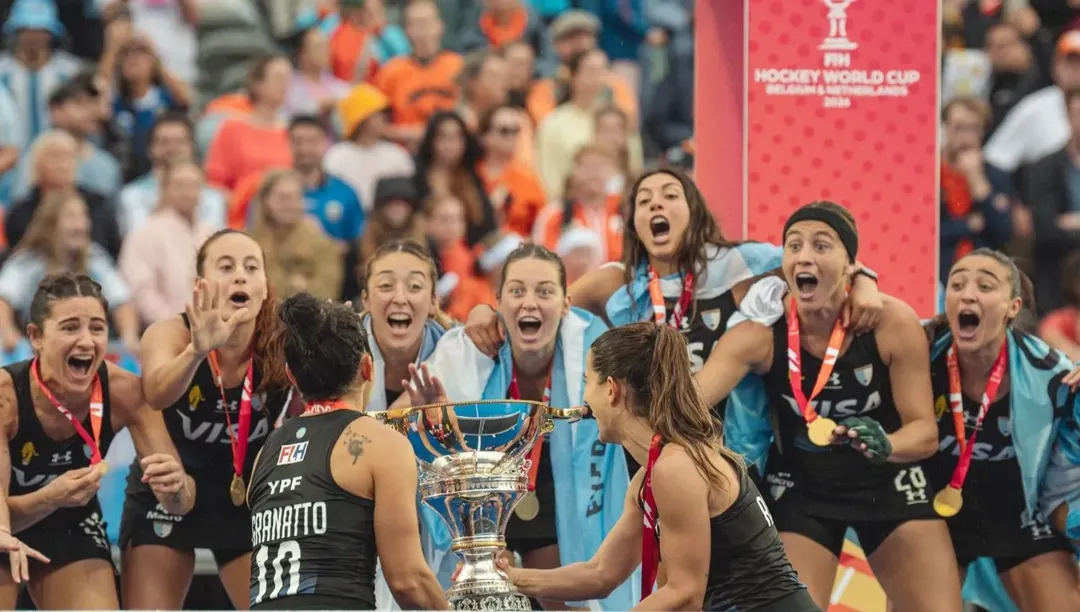 Este lunes regresaron a Ezeiza con la Copa y fueron recibidas por una multitud.
