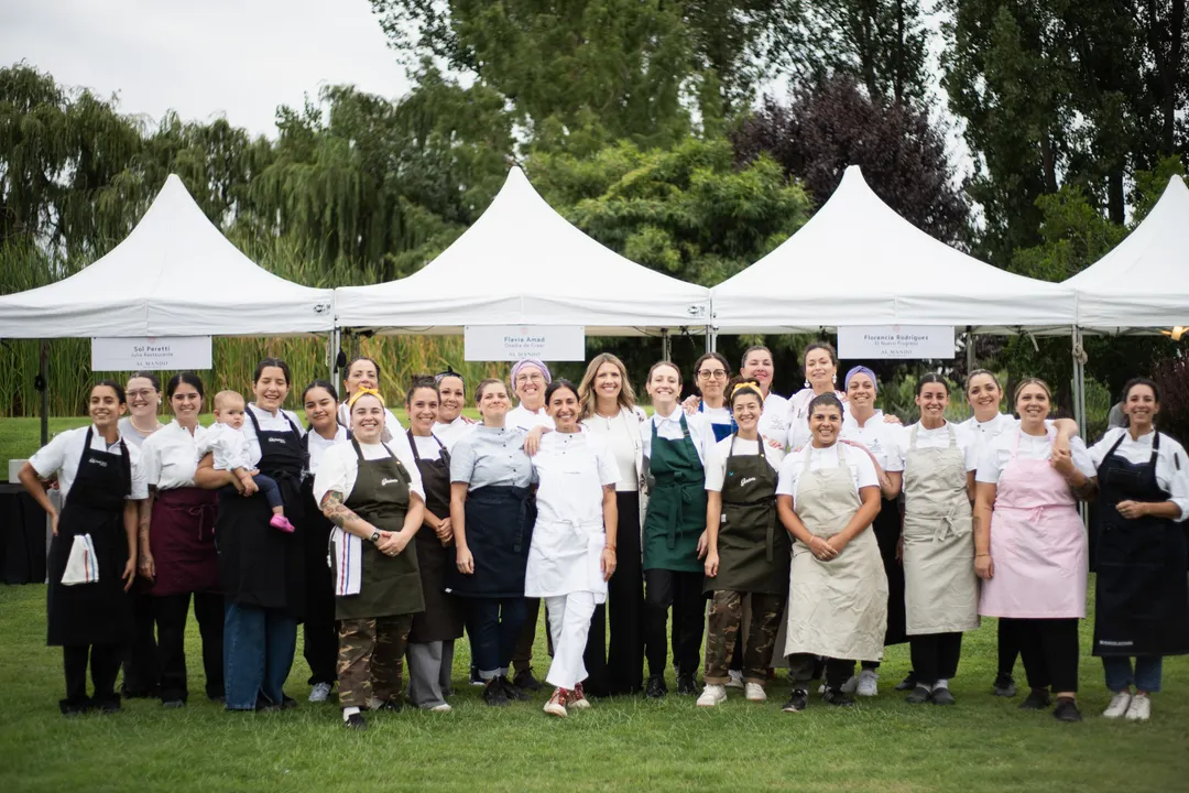 Al Mando, el ciclo creado por Ana Lovaglio y la cocinera Flavia Amad incorpora por primera vez un eje dedicado a la hospitalidad y reunirá a mujeres referentes de la gastronomía, el vino y la gestión para conversar sobre liderazgo, equipos, gestión y los desafíos actuales del sector.