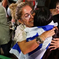 Qué se sabe sobre el apuñalamiento en un vuelo rumbo a Israel que califican como un "intento de atentado terrorista"