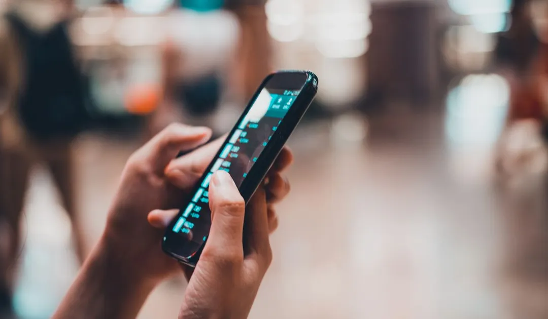 El celular ofrece herramientas para administrar permisos y limitar el acceso de aplicaciones a cámara y ubicación.