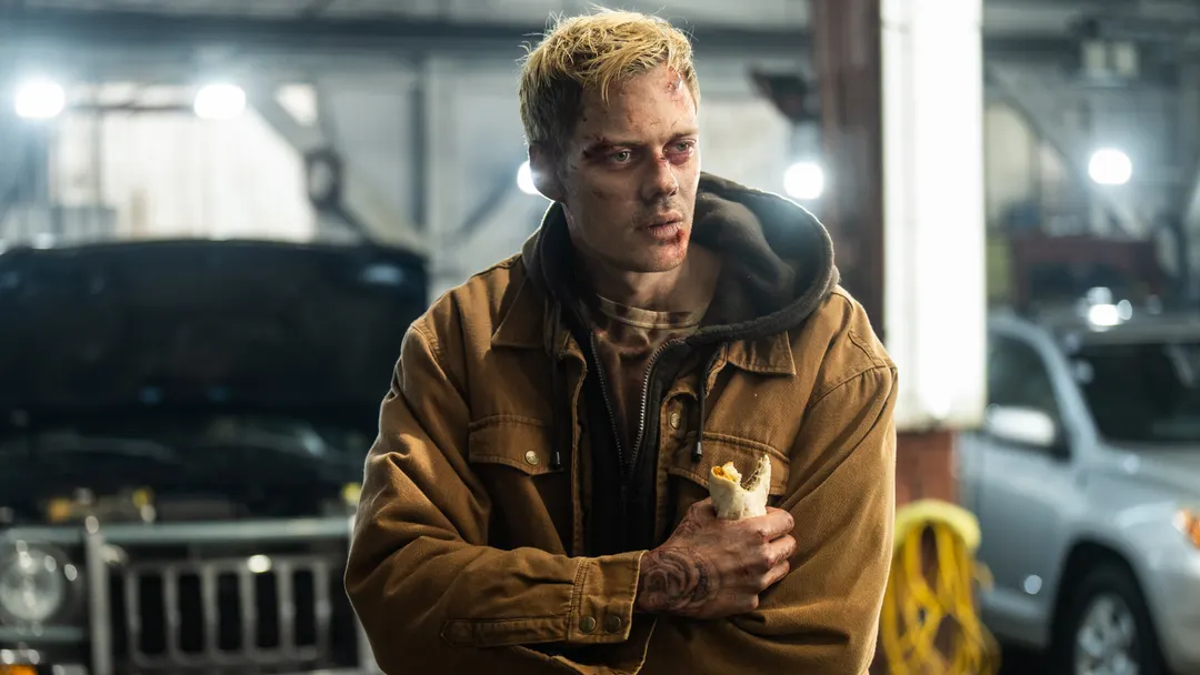 Bill Skarsgård interpreta a Eddie. 