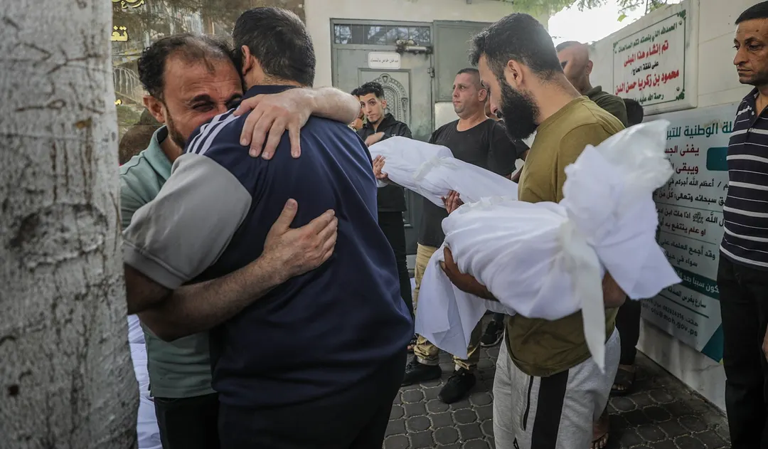 Una escena habitual en Gaza: niños y niñas muertas a manos de Israel. Foto: Efe