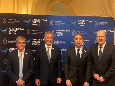 Milei llegó a París, y prepara una agenda cargada de negocios y reuniones con Macron