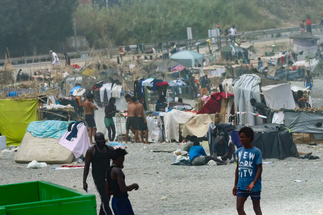 El asentamiento creció con rapidez en la playa del Trampolín y ya ocupa buena parte de este sector costero de Ceuta.