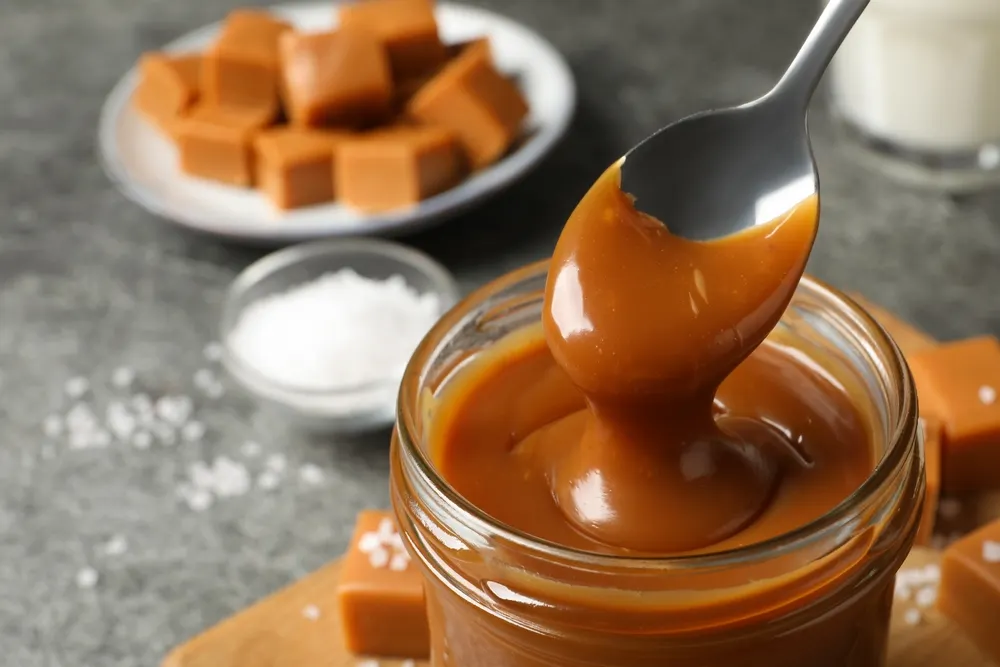 La receta de salsa de caramelo salada se popularizó en los Estados Unidos a principios de los 2000, gracias a chefs que buscaban equilibrar dulce y salado.