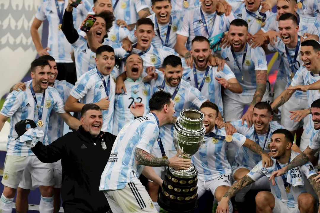 Lionel Messi levanta su primer título con la Selección mayor; solo había ganado el Mundial Sub 20 de 2005 y la medalla de oro en Pekín.