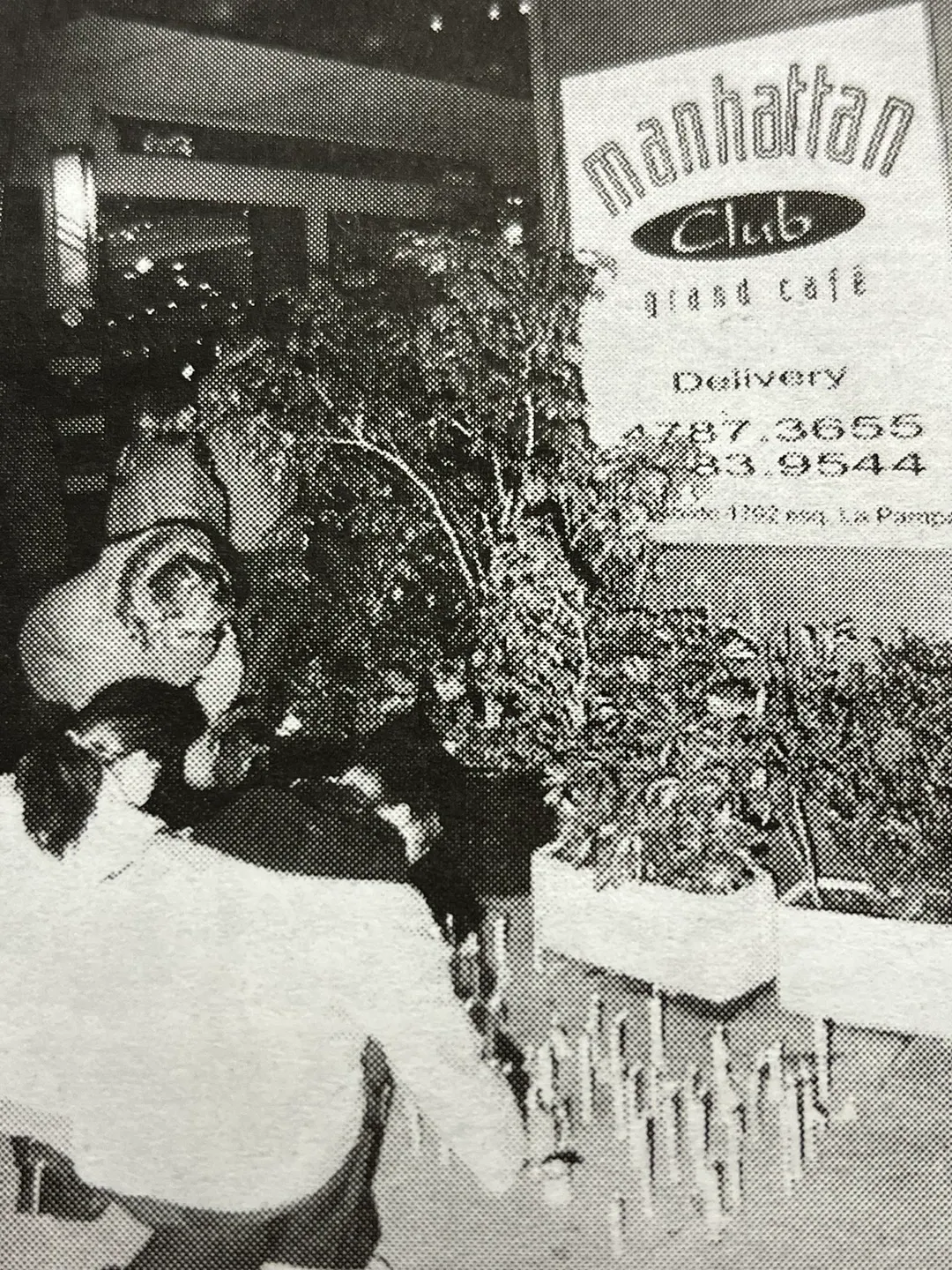 Vecinos de Belgrano prenden velas en el Café Manhattan tras el ataque del tirador de Belgrano en 2006