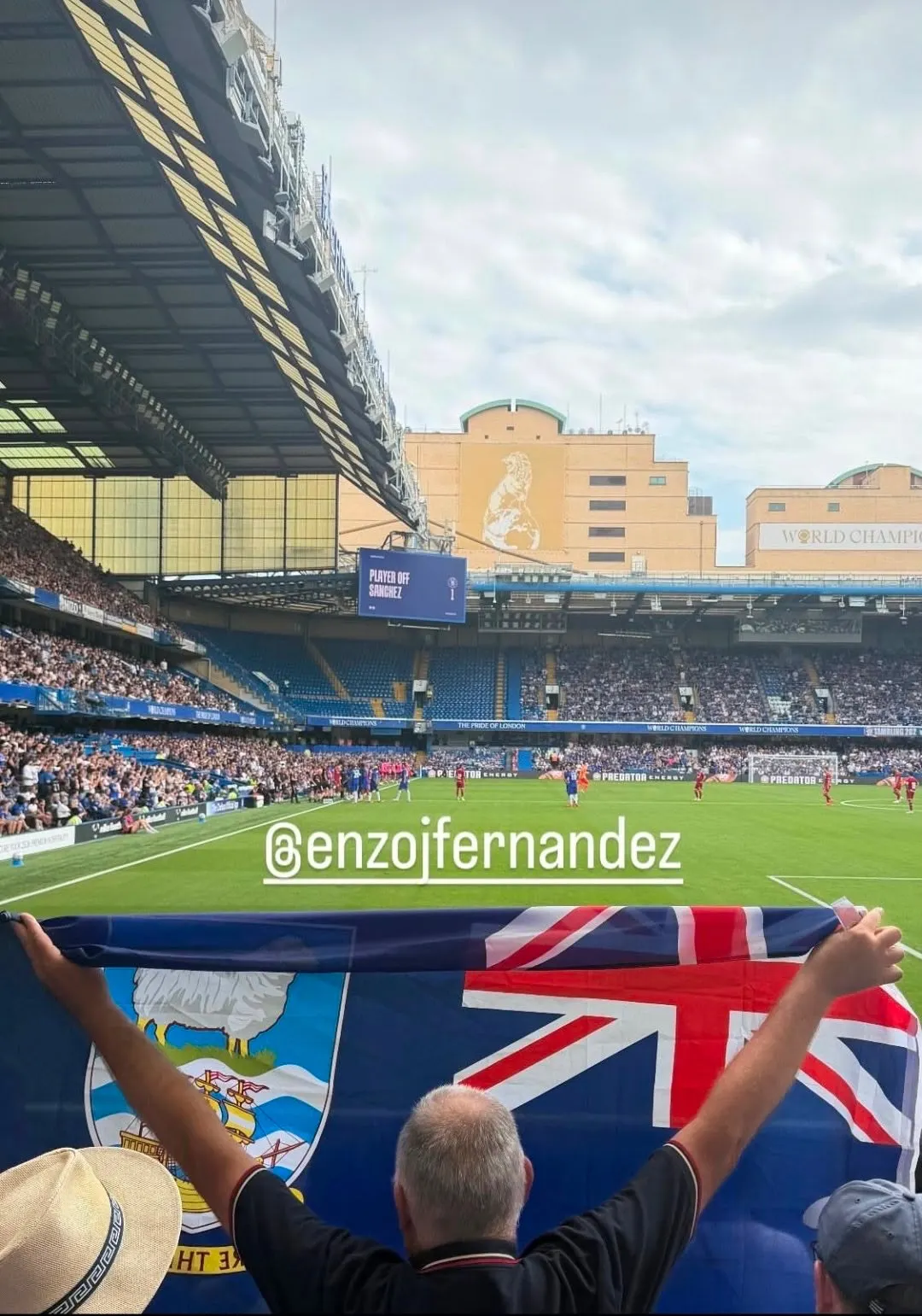 La bandera que exhibió un hincha del Chelsea al momento del ingreso de Enzo Fernández. 